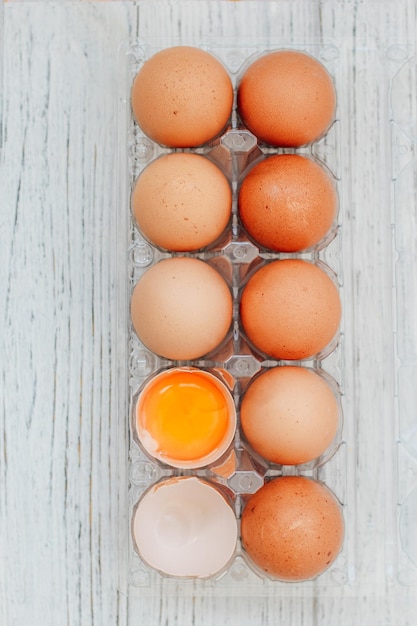 鶏の卵をキッチンボード上のトレイに保管します