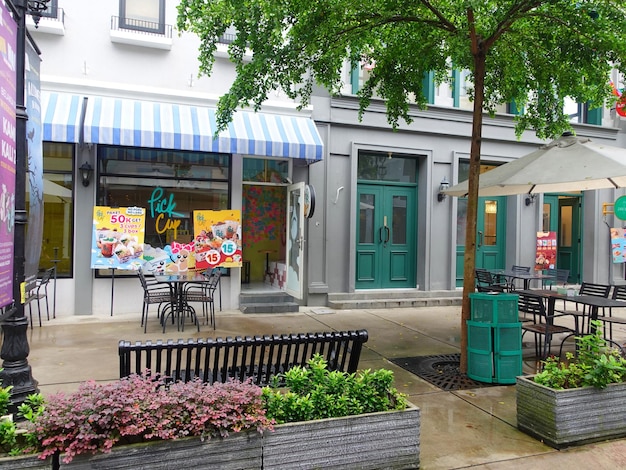 a store front with a sign that says'don't eat '