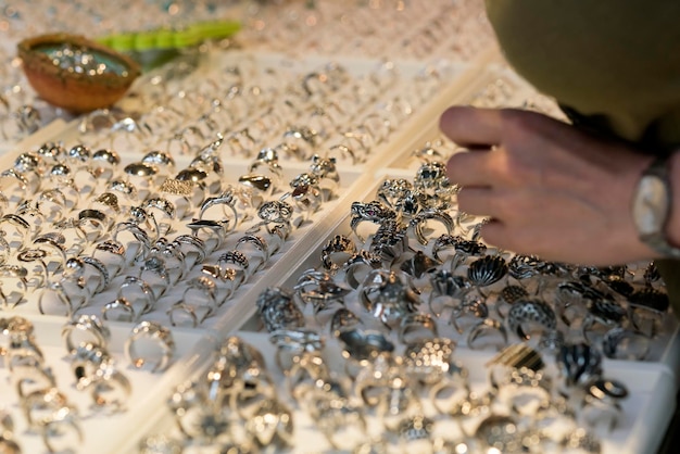 Storefront met zilveren ringen en menselijke hand