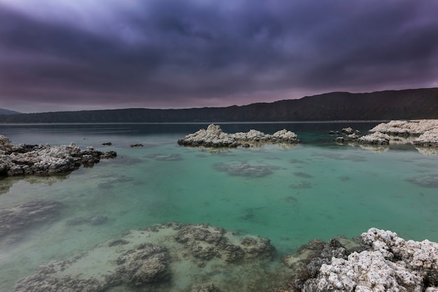 Storm aan de horizon bij het meer