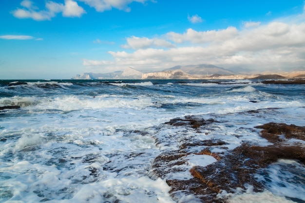 Storm aan de zeekust in de middag