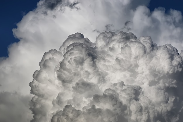 青い空の嵐の雲