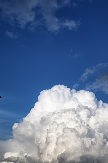 青い空の嵐の雲