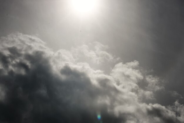 Nube temporalesca e sole nel cielo