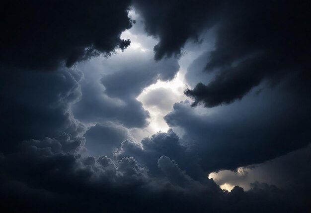 Foto una nube tempestosa con il sole che splende attraverso di essa