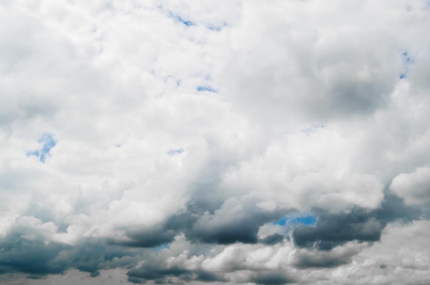 真っ青な空を背景にした嵐の雲嵐の前線に近づく