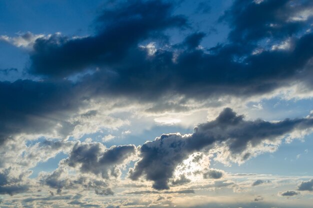 真っ青な空を背景にした嵐の雲嵐の前線に近づく