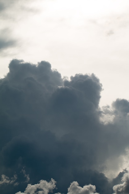 抽象的な背景としての嵐の雲