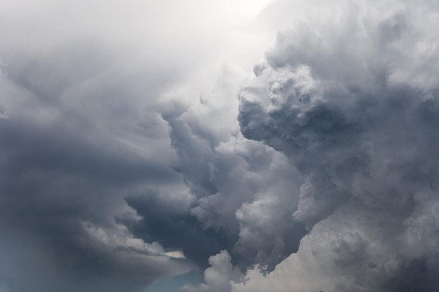 写真 空の背景に嵐の雲のクローズアップ