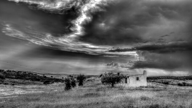 Foto nuvole di tempesta sulla terraferma