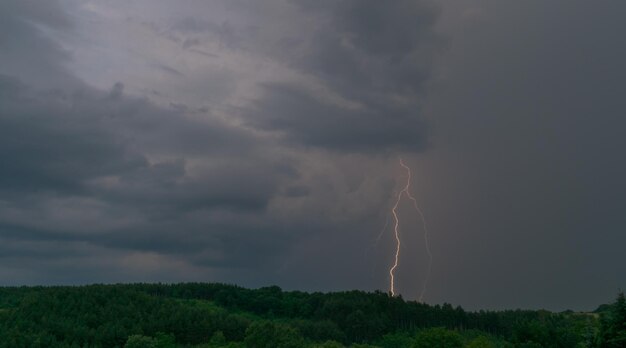 嵐の雲が景色を覆い 劇的な空を背景に