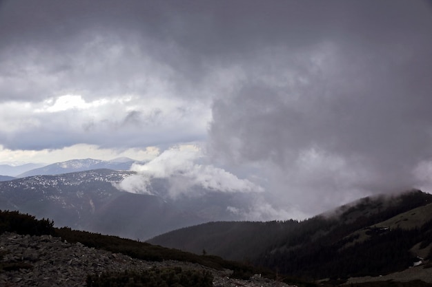 山の嵐の雲