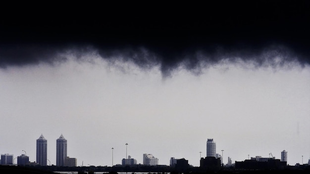 写真 嵐の雲が街を覆っている