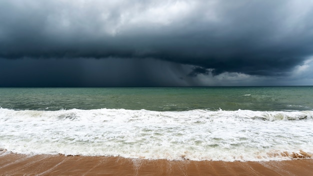 La tempesta si rannuvola il mare nel giorno del maltempo