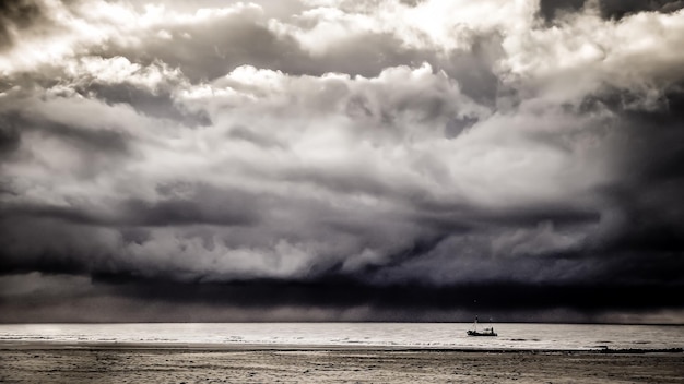 海上の嵐の雲