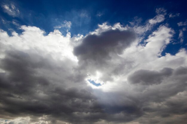 空の嵐の雲