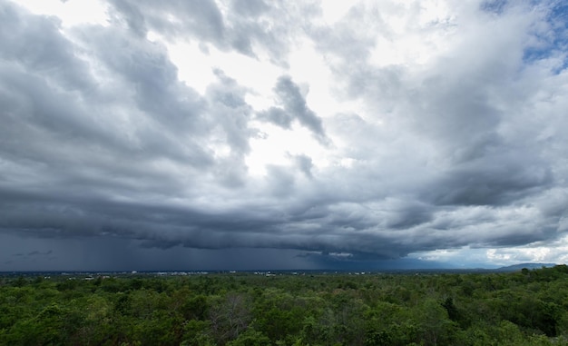 Nubi di tempesta con la pioggia natura ambiente scuro nuvola enorme cielo nero nuvola tempestosa