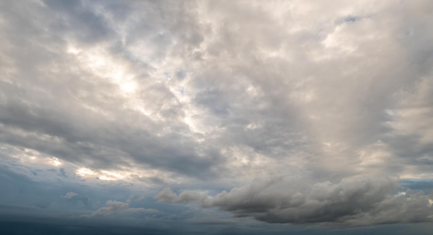 嵐の雲と雨の自然環境 暗い巨大な雲 空の黒い嵐の雲