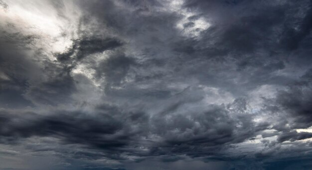 嵐の雲と雨の自然環境 暗い巨大な雲 空の黒い嵐の雲