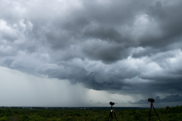 Photo storm clouds with the rain. nature environment dark huge cloud sky black stormy cloud