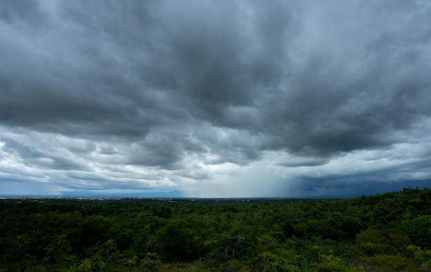 雨が降る嵐の雲自然環境暗い巨大な雲空黒い嵐の雲