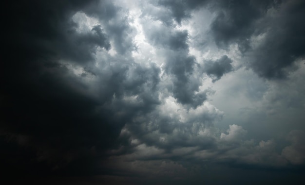 雨が降る嵐の雲自然環境暗い巨大な雲空黒い嵐の雲