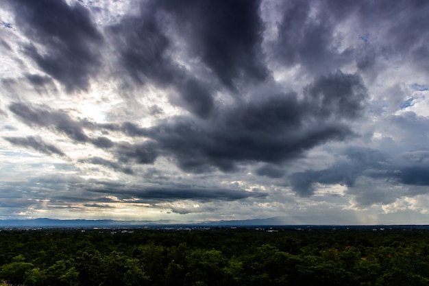 Foto nubi di tempesta con la pioggia