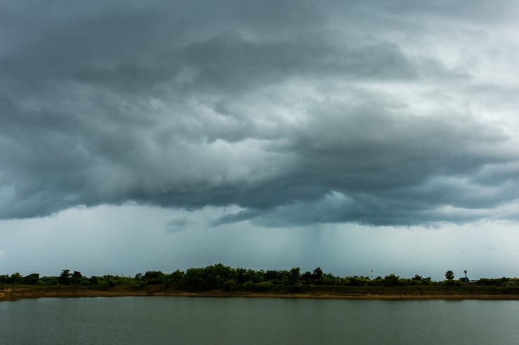 फोटो storm clouds with the rain