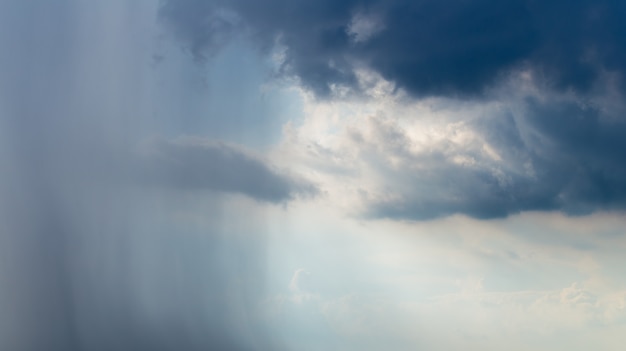 写真 雨の嵐の雲