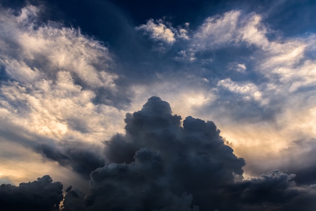 黄色の光で嵐の暗い色の雲