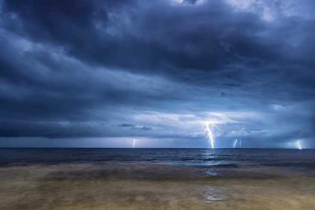 Storm en blikseminslag in de zee