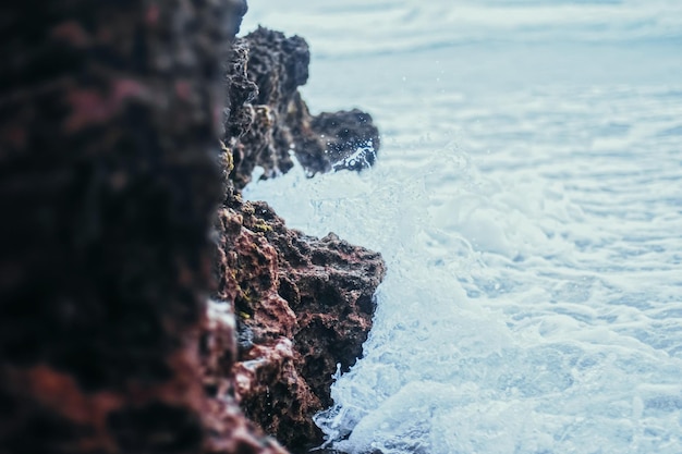 Storm in de oceaan zeegolven die op rotsen op de natuur en het waterlandschap van de strandkust beuken