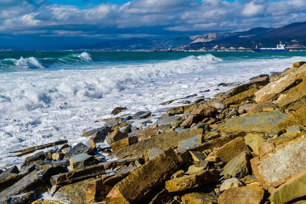 Storm in Tsemesskaya Bay Turquoise golven met prachtig sneeuwwit schuim vallen op Cape Doob