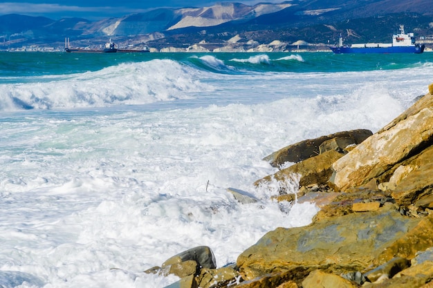 Storm in Tsemesskaya Bay Turquoise golven met prachtig sneeuwwit schuim vallen op Cape Doob