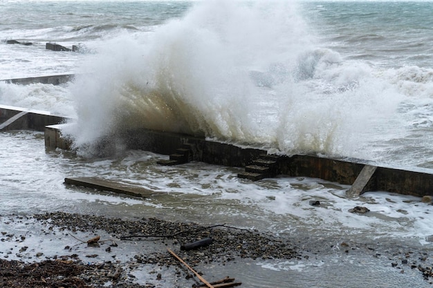 写真 黒海の嵐 岸に衝突する波 茶色の水