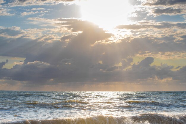 Foto storm op de zee in de stralen van de zonsondergang grote golven, spray.