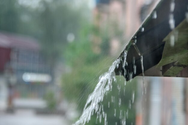 嵐の雨が屋根から滴り落ちる