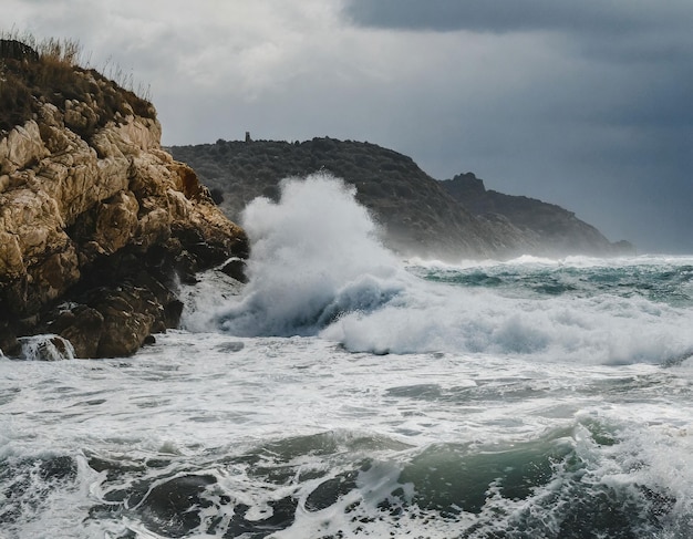 Storm's Fury Stormachtige zee met enorme golven en rotsachtige kliffen