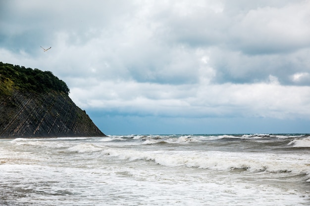 Storm wolken boven de zee. Dramatische lucht en gigantische golven.