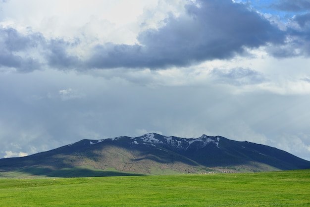 Storm wolken boven een bergrug. Armenië.