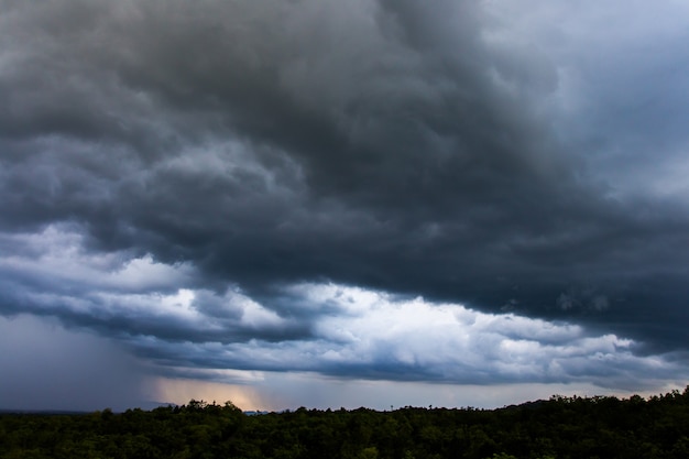 Storm wolken met de regen