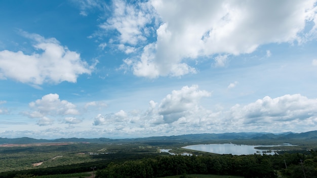 stormachtig landschapsplatteland bij reservoir en mooie wolken, landschap