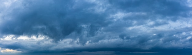 Stormachtig luchtpanorama met blauwe wolken vóór de regen. weersvoorspelling concept.