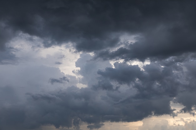 Stormachtige grijze lucht met wolken