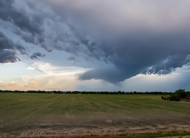 Foto stormachtige lucht als gevolg van regen op het argentijnse platteland la pampa provincie patagonië argentinië