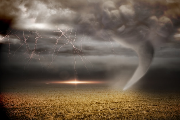 Foto stormachtige lucht met tornado over veld