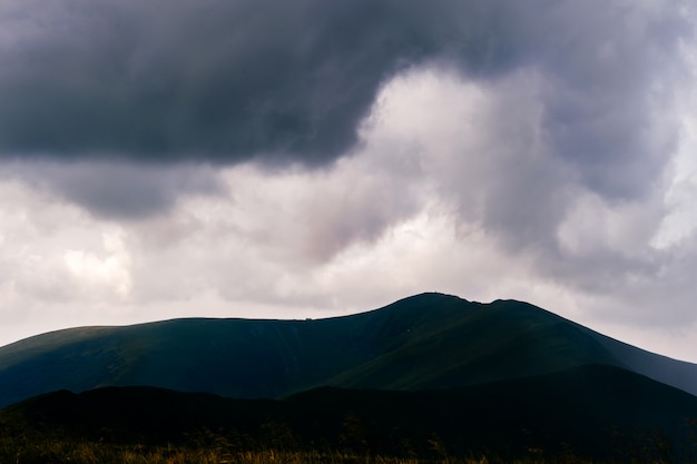 Stormachtige wolken boven bergen