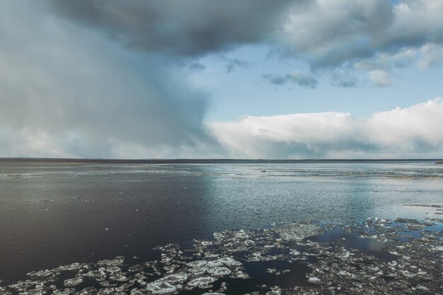 Foto stormachtige wolken boven meer.