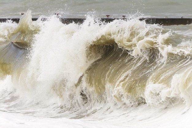 Stormachtige zee. Hoge stormvloeden.