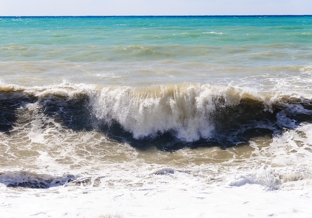 Stormachtige zee. Hoge stormvloeden.